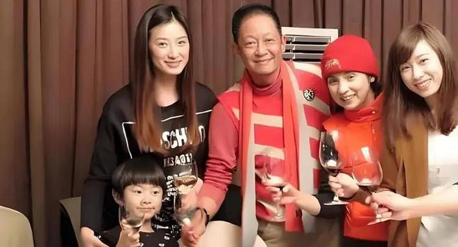 作不向资本低头的他守住内娱最后的脸面k8凯发一触即发不接广告不与冯小刚合(图15) 作不向资本低头的他守住内娱最后的脸面k8凯发一触即发不接广告不与冯小刚合(图15)